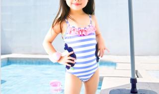 小女孩穿泳衣图片