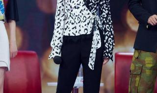 豹纹上衣配什么裤子